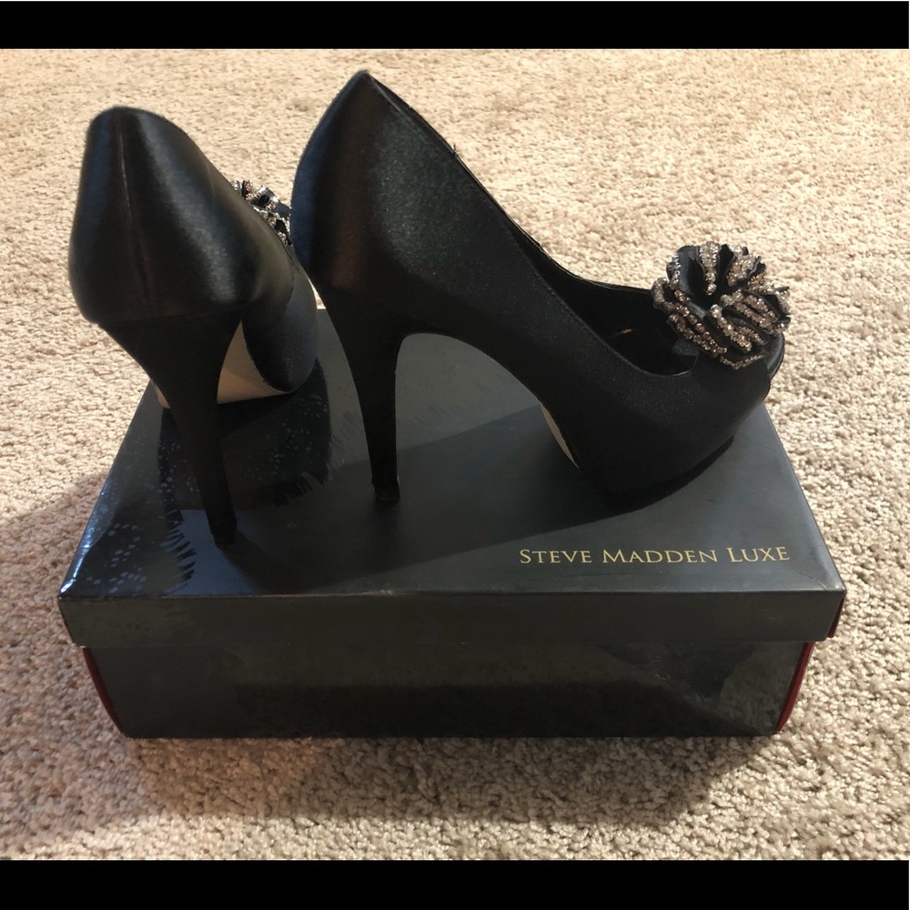 Steve Madden Luxe L-Crown black fabric heel